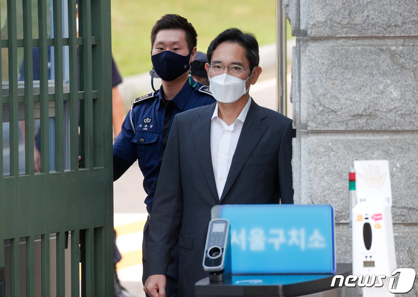 본문 이미지 - 광복절 가석방으로 풀려난 이재용 삼성전자 부회장이 13일 오전 경기 의왕 서울구치소에서 나와 이동하고 있다. 국정농단 사건으로 징역 2년 6개월을 선고 받고 재수감된 지 207일 만이다. ⓒ News1 안은나 기자