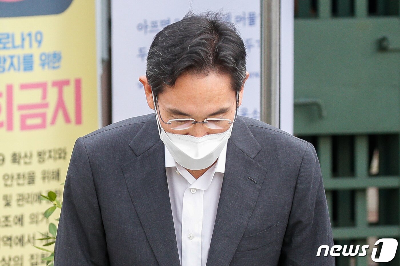 본문 이미지 - 광복절 가석방으로 풀려난 이재용 삼성전자 부회장이 13일 오전 경기 의왕 서울구치소에서 나와 고개숙여 사과하고 있다. 국정농단 사건으로 징역 2년 6개월을 선고 받고 재수감된 지 207일 만이다. 이 부회장은 &#34;국민 여러분께 너무 큰 걱정을 끼쳤다＂며 ＂정말 죄송하다＂고 말했다. 이어 ＂저에 대한 걱정, 비난, 우려 그리고 큰 기대 잘 듣고 있다＂며 ＂열심히 하겠다＂고 덧붙였다. ⓒ News1 안은나 기자