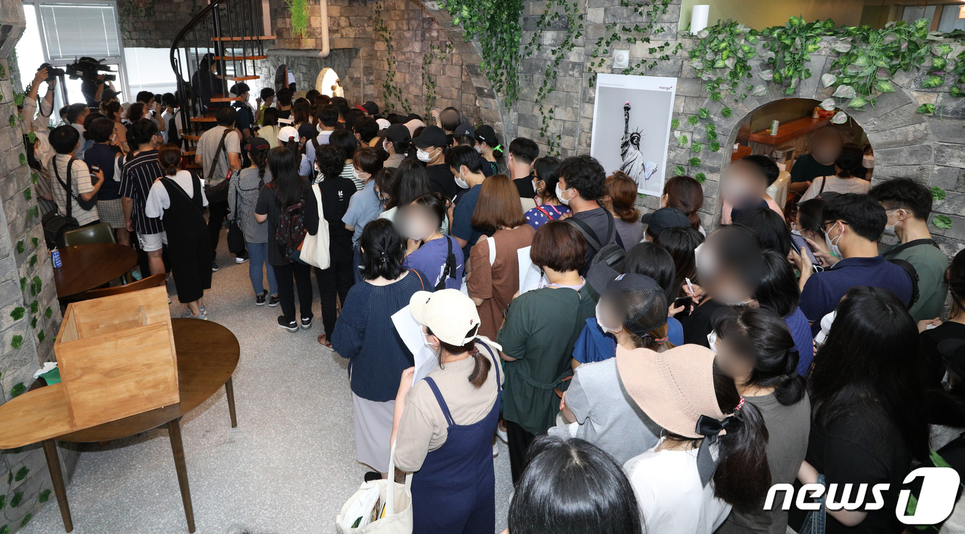 (서울=뉴스1) 성동훈 기자 = 13일 서울 영등포구에 위치한 '머지포인트' 운영사 머지플러스 본사를 찾은 가입자들이 포인트 환불을 요구하며 항의하고 있다. 2021.8.13/뉴스 …