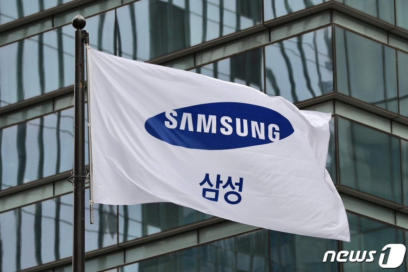 본문 이미지 -  서울 서초구 삼성전자 사옥에 삼성 깃발이 바람에 휘날리고 있다. 2021.8.13/뉴스1 ⓒ News1 구윤성 기자