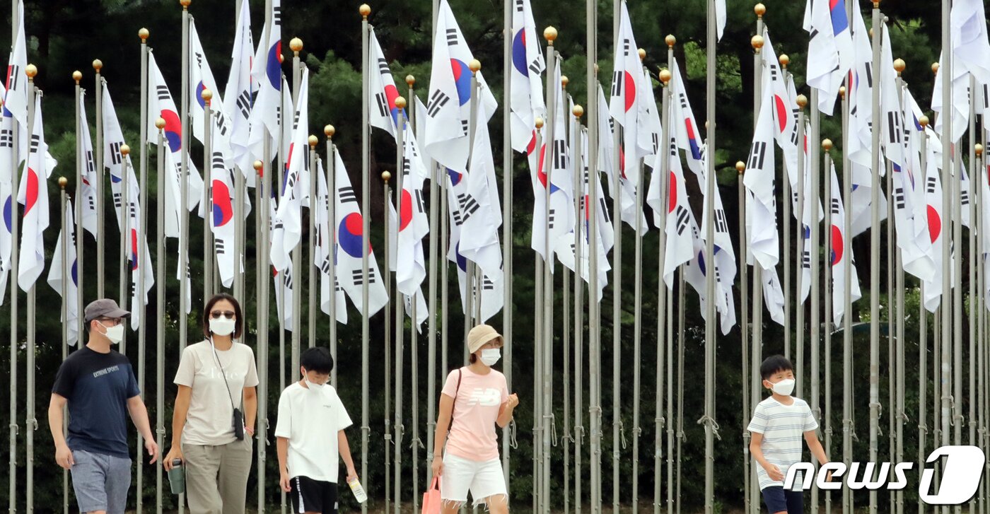 본문 이미지 - 제76주년 광복절을 이틀 앞둔 13일 충남 천안시 목천읍 독립기념관을 찾은 가족단위 관람객들이 태극광장을 걷고 있다. ⓒ News1 장수영 기자