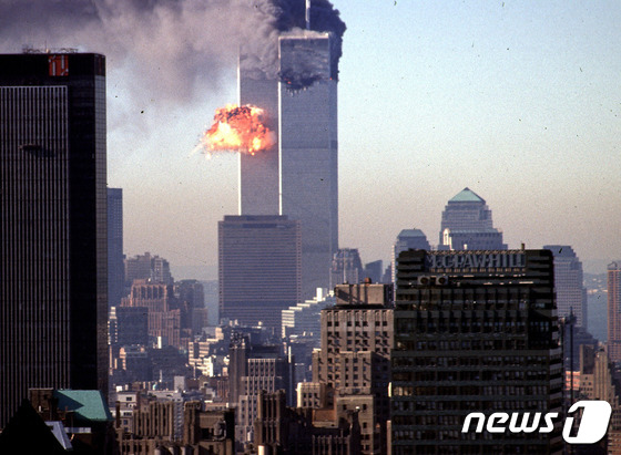 9.11테러로 미국 뉴욕 맨해튼 세계무역센터(WTC) 쌍둥이 빌딩이 불타는 모습. © AFP=뉴스1 © News1 최서윤 기자