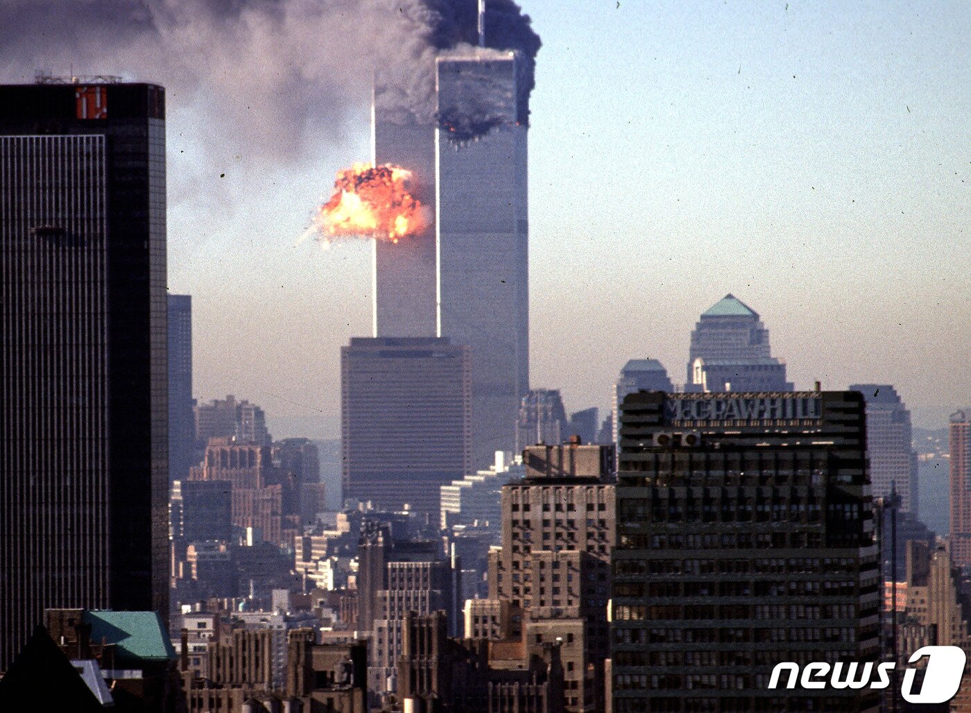 본문 이미지 - 9.11테러로 미국 뉴욕 맨해튼 세계무역센터&#40;WTC&#41; 쌍둥이 빌딩이 불타는 모습. ⓒ AFP=뉴스1 ⓒ News1 최서윤 기자