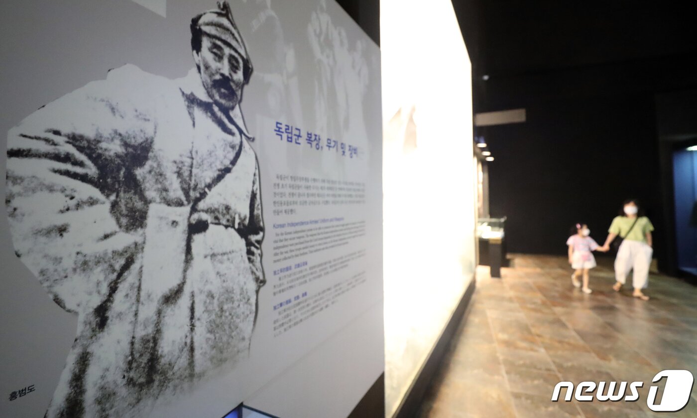 본문 이미지 - 제76주년 광복절을 이틀 앞둔 13일 충남 천안시 목천읍 독립기념관을 찾은 가족단위 관람객들이 '5관 나라되찾기관'에서 홍범도 장군의 봉오동 전투 전시물을 관람하고 있다. 2021.8.13/뉴스1 ⓒ News1 장수영 기자
