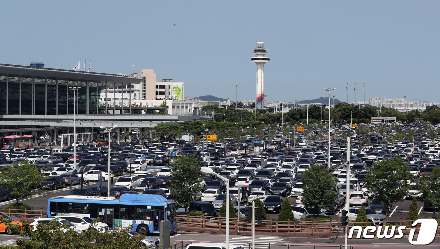 (서울=뉴스1) 황기선 기자 = 광복절인 15일 오전 서울 강서구 김포공항 국내선 주차장이 차량으로 가득차 있다. 2021.8.15/뉴스1