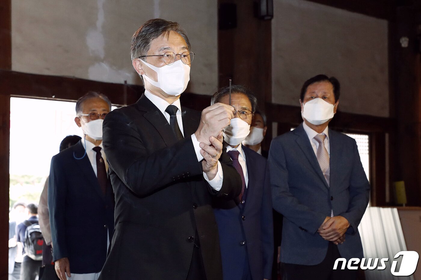 본문 이미지 - 국민의힘 대권주자인 최재형 전 감사원장이 15일 서울 서대문 독립공원 내 독립관을 방문해 참배하고 있다. 2021.8.15/뉴스1 ⓒ News1 국회사진취재단