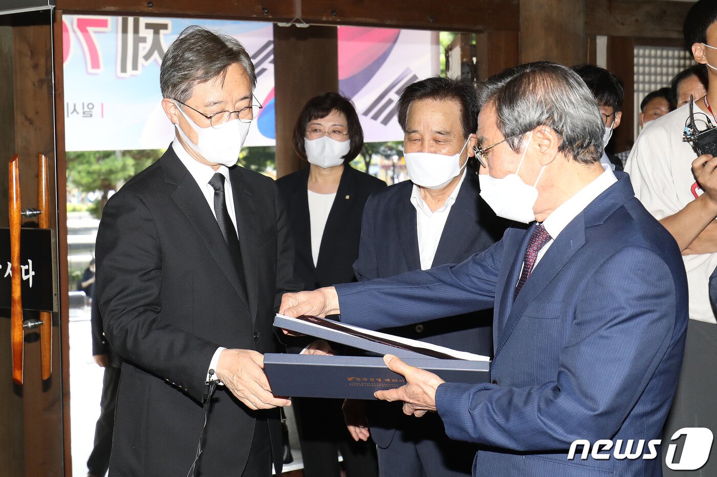 본문 이미지 - 국민의힘 대선주자인 최재형 전 감사원장이 15일 오전 서울 서대문구 서대문독립공원 독립관에서 순국선열 넥타이를 받고 있다. 2021.8.15/뉴스1 ⓒ News1 국회사진취재단