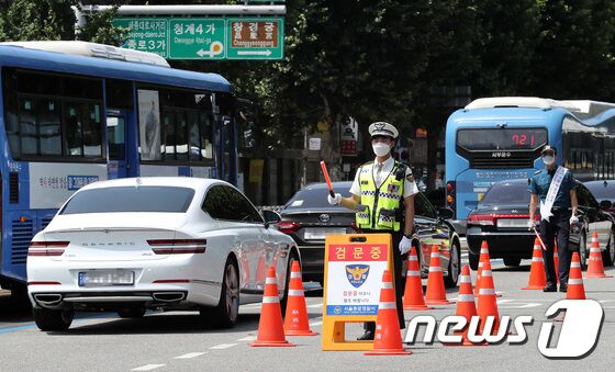 광복절인 15일 오후 서울 종로4가사거리에 설치된 임시 검문소에서 경찰이 차량 검문을 하고 있다. 코로나19 신규 확진자가 연일 2000명 안팎으로 발생하는 가운데 광복절 연휴를 맞이해 보수·진보 단체들이 서울 도심에서 집회 등을 강행할 예정인 것으로 알려져 당국과의 충돌이 우려되고 있다. 현재 서울시에서는 거리두기 4단계가 적용되고 있는 만큼 1인 시위를 제외한 집회 및 시위가 금지된다. © News1 박세연 기자