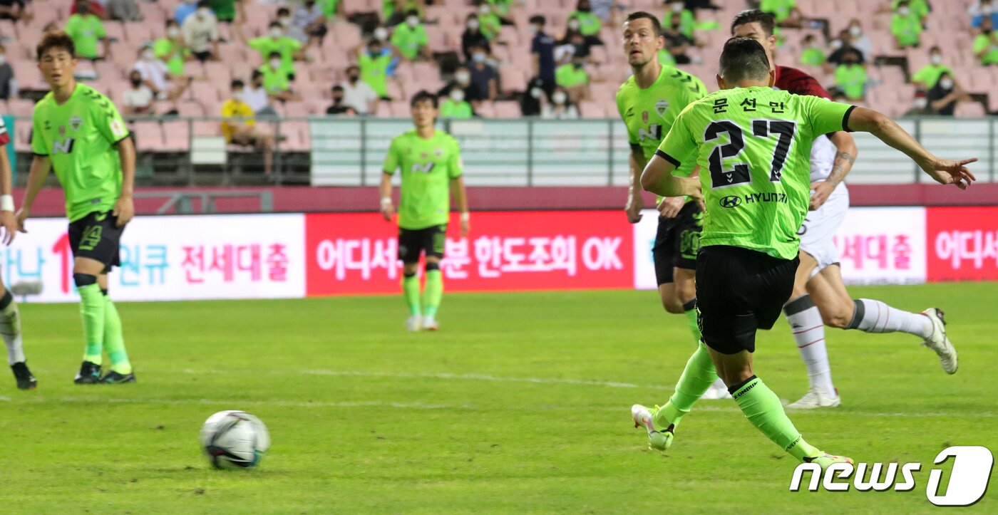 본문 이미지 - 15일 전북 전주시 전주월드컵경기장에서 열린 하나원큐 K리그1 2021 전북현대와 FC서울의 경기에서 전북현대 문선민이 슛을 하고 있다. 2021.8.15/뉴스1 ⓒ News1 유경석 기자