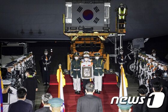 문재인 대통령과 김정숙 여사가 15일 경기 성남 서울공항에서 특별수송기를 통해 국내로 봉환된 홍범도 장군의 유해를 맞이하고 있다. © News1 이광호 기자