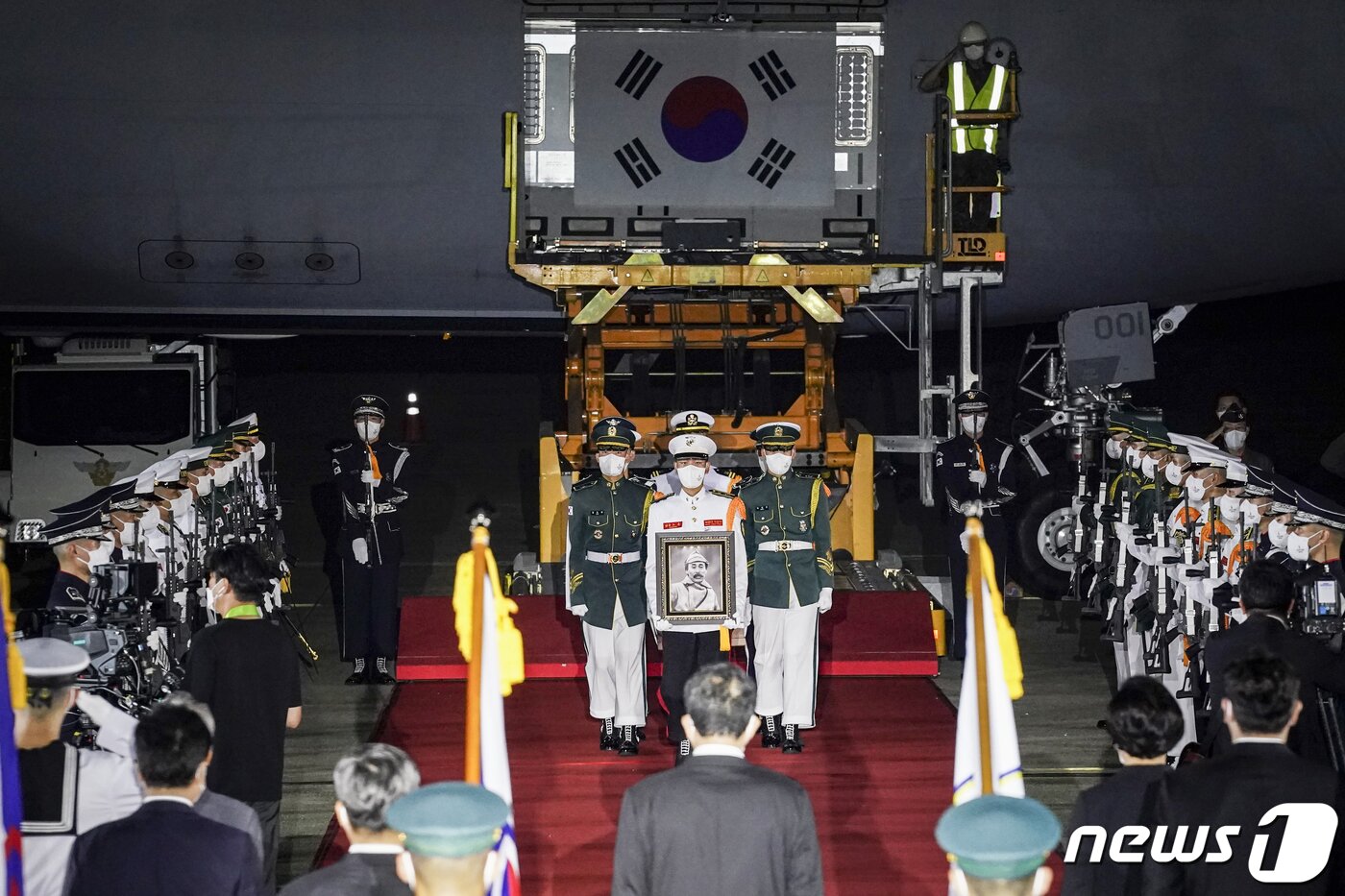 본문 이미지 - 문재인 대통령과 김정숙 여사가 15일 경기 성남 서울공항에서 특별수송기를 통해 국내로 봉환된 홍범도 장군의 유해를 맞이하고 있다. ⓒ News1 이광호 기자