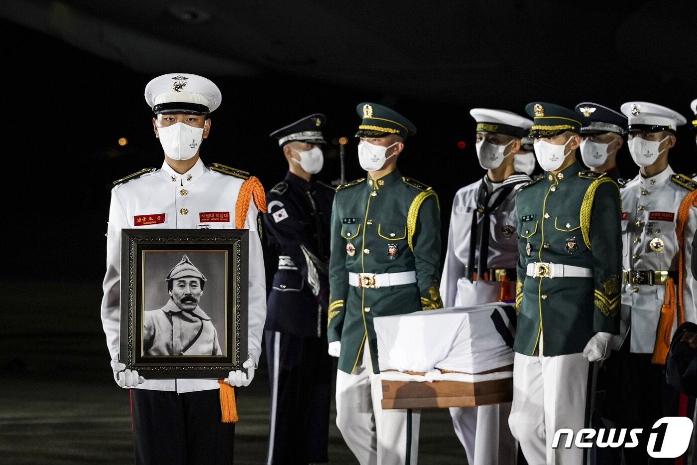 본문 이미지 - 경기 성남 서울공항에서 특별수송기를 통해 국내로 봉환된 홍범도 장군의 유해가 하기 되고 있다.2021.8.15/뉴스1 ⓒ News1 이광호 기자