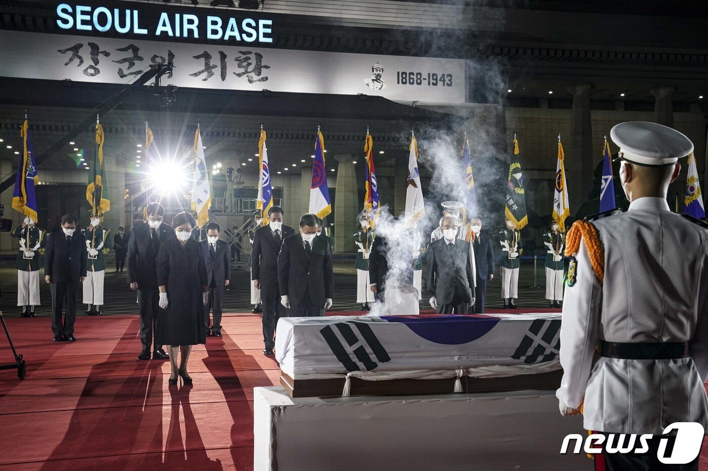 본문 이미지 - 문재인 대통령이 15일 경기 성남 서울공항에서 특별수송기를 통해 국내로 봉환된 홍범도 장군의 유해에 분향 후 묵념하고 있다. ⓒ News1 이광호 기자