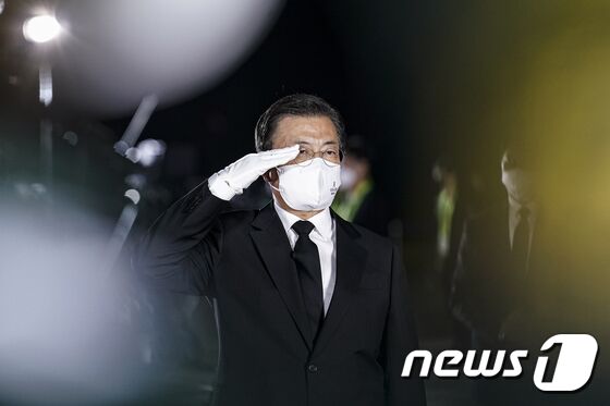 문재인 대통령이 15일 경기 성남 서울공항에서 열린 홍범도 장군 유해 봉환식에서 유해 운구 차량을 향해 거수경례를 하고 있다. © News1 이광호 기자