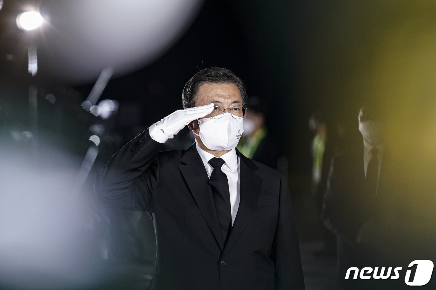 본문 이미지 - 문재인 대통령이 15일 경기 성남 서울공항에서 열린 홍범도 장군 유해 봉환식에서 유해 운구 차량을 향해 거수경례를 하고 있다. ⓒ News1 이광호 기자