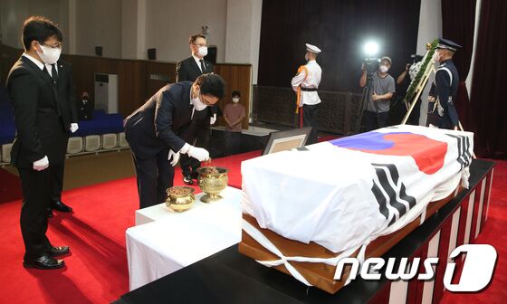 15일 대전 유성구 국립대전현충원 현충관에서 거행된 홍범도 장군의 유해 안치식에서 우원식 홍범도기념사업회 이사장이 분향하고 있다. 일제강점기 봉오동전투를 승리로 이끌었던 독립운동가 홍범도 장군의 유해가 서거 78년 만에 고국의 품으로 돌아왔다. 홍 장군의 안장식은 18일 국립대전현충원에서 열린다. © News1 김기태 기자