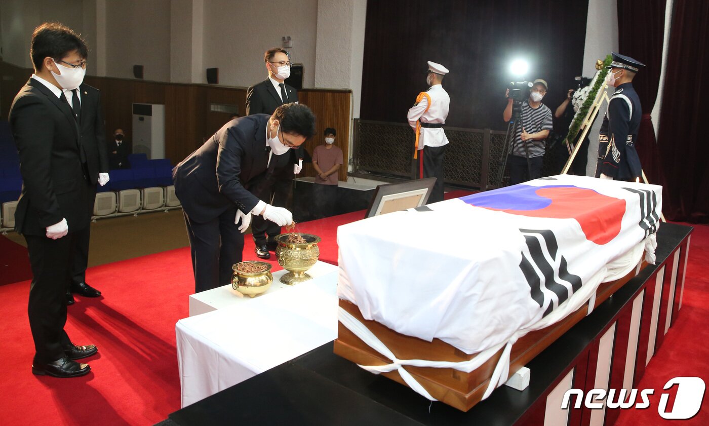 본문 이미지 - 15일 대전 유성구 국립대전현충원 현충관에서 거행된 홍범도 장군의 유해 안치식에서 우원식 홍범도기념사업회 이사장이 분향하고 있다. 일제강점기 봉오동전투를 승리로 이끌었던 독립운동가 홍범도 장군의 유해가 서거 78년 만에 고국의 품으로 돌아왔다. 홍 장군의 안장식은 18일 국립대전현충원에서 열린다. ⓒ News1 김기태 기자