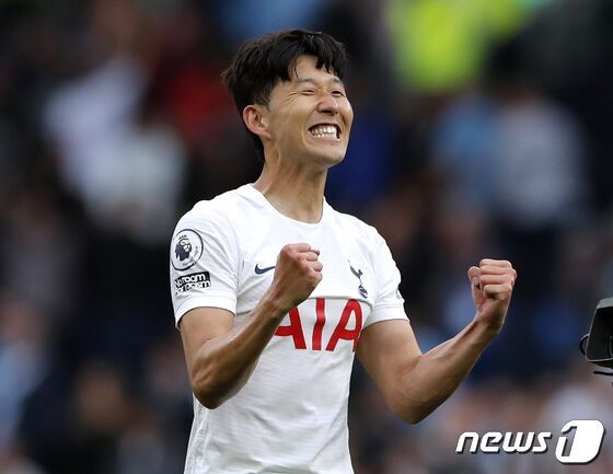 토트넘 손흥민이 16일(한국시간) 영국 런던의 토트넘 홋스퍼 스타디움에서 열린 2021-22시즌 잉글랜드 프리미어리그 1라운드 맨체스터 시티와의 경기에 선발 출전해 후반 10분 왼발 감아차기 슛으로 결승골을 터트린 뒤 환호하고 있다. 경기가 끝난 후 프리미어리그 사무국은 손흥민을 '킹 오브 더 매치'로 선정했다. © 로이터=뉴스1
