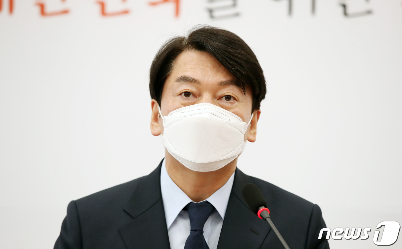 (서울=뉴스1) 오대일 기자 = 안철수 국민의당 대표가 16일 서울 여의도 국회에서 기자회견을 열고 국민의힘과의 합당 결렬 선언을 하고 있다. 2021.8.16/뉴스1