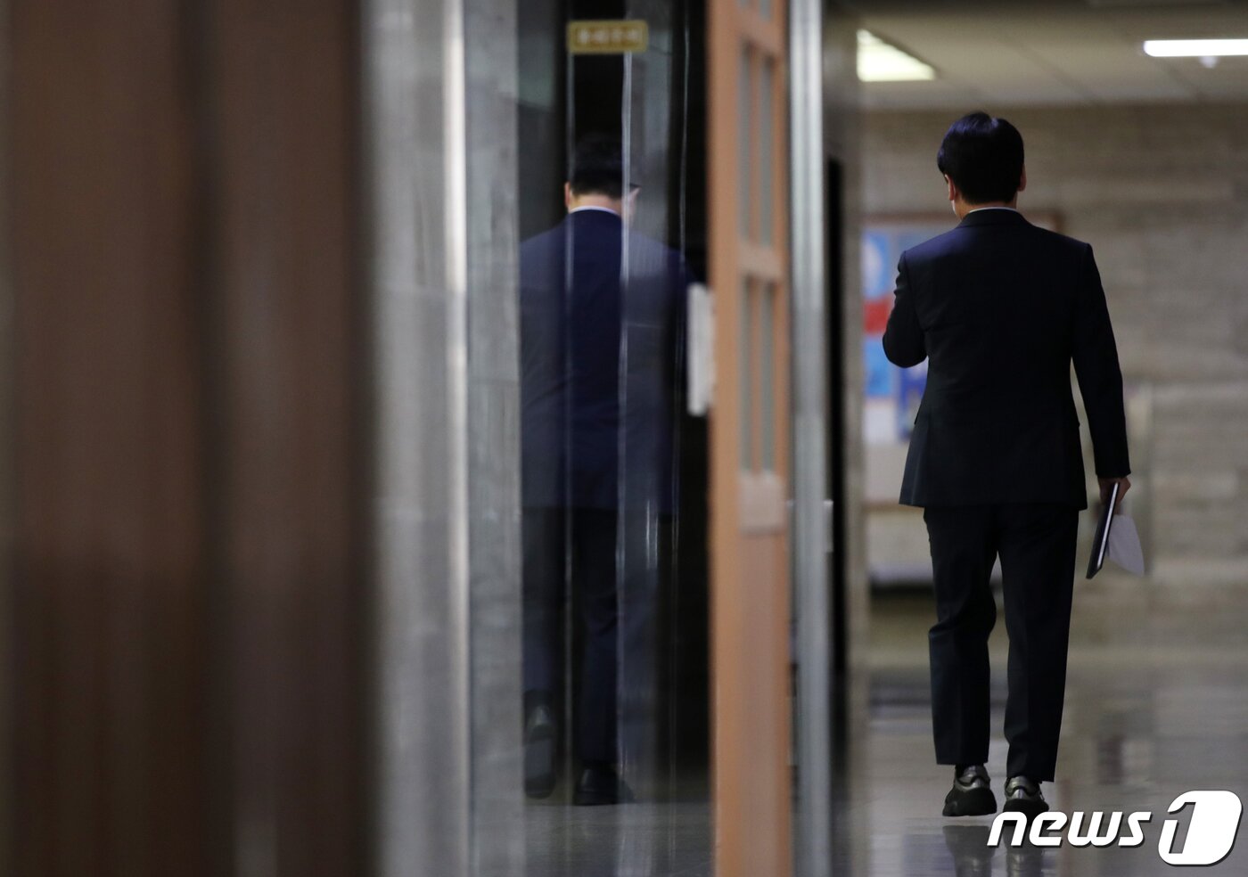 본문 이미지 - 안철수 국민의당 대표가 16일 오전 국회에서 국민의힘과의 합당 결렬 선언을 발표한 후 자리를 뜨고 있다. ⓒ News1 오대일 기자