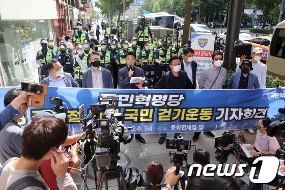 국민혁명당 당원들이 16일 오전 서울 종로구 새문안교회 앞에서 기자회견을 진행하고 있다. 이날 국민혁명당은 기자회견을 통해 “경찰이 광복절 연휴 예고한 기자회견을 방해했다”며 국가배상청구 소송을 제기한다고 밝혔다. © News1 황기선 기자