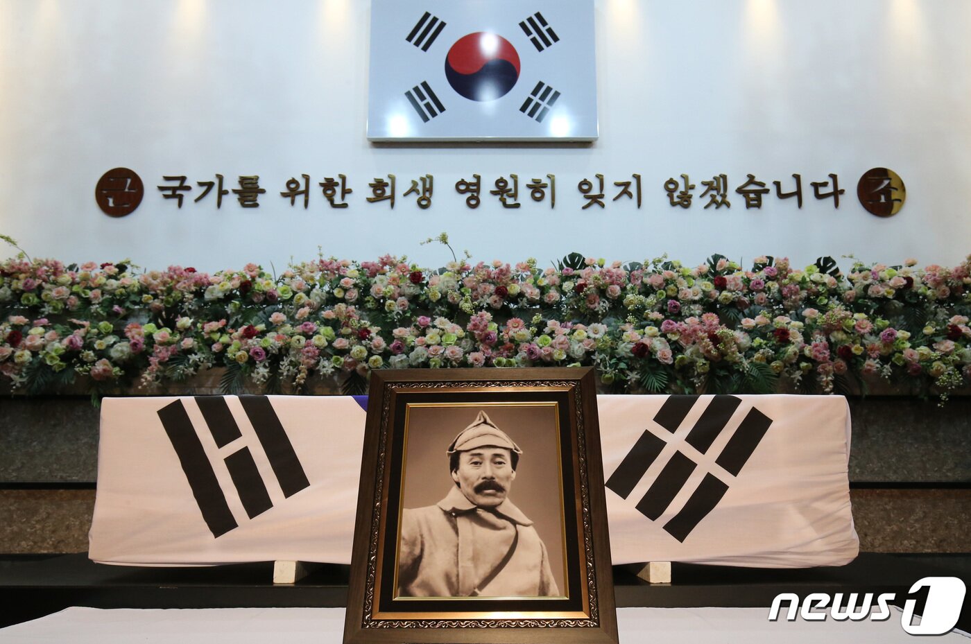 본문 이미지 - 16일 오전 대전 유성구 국립대전현충원 현충관에 홍범도 장군의 유해가 임시 안치되어 있다. 2021.8.16/뉴스1 ⓒ News1 김기태 기자