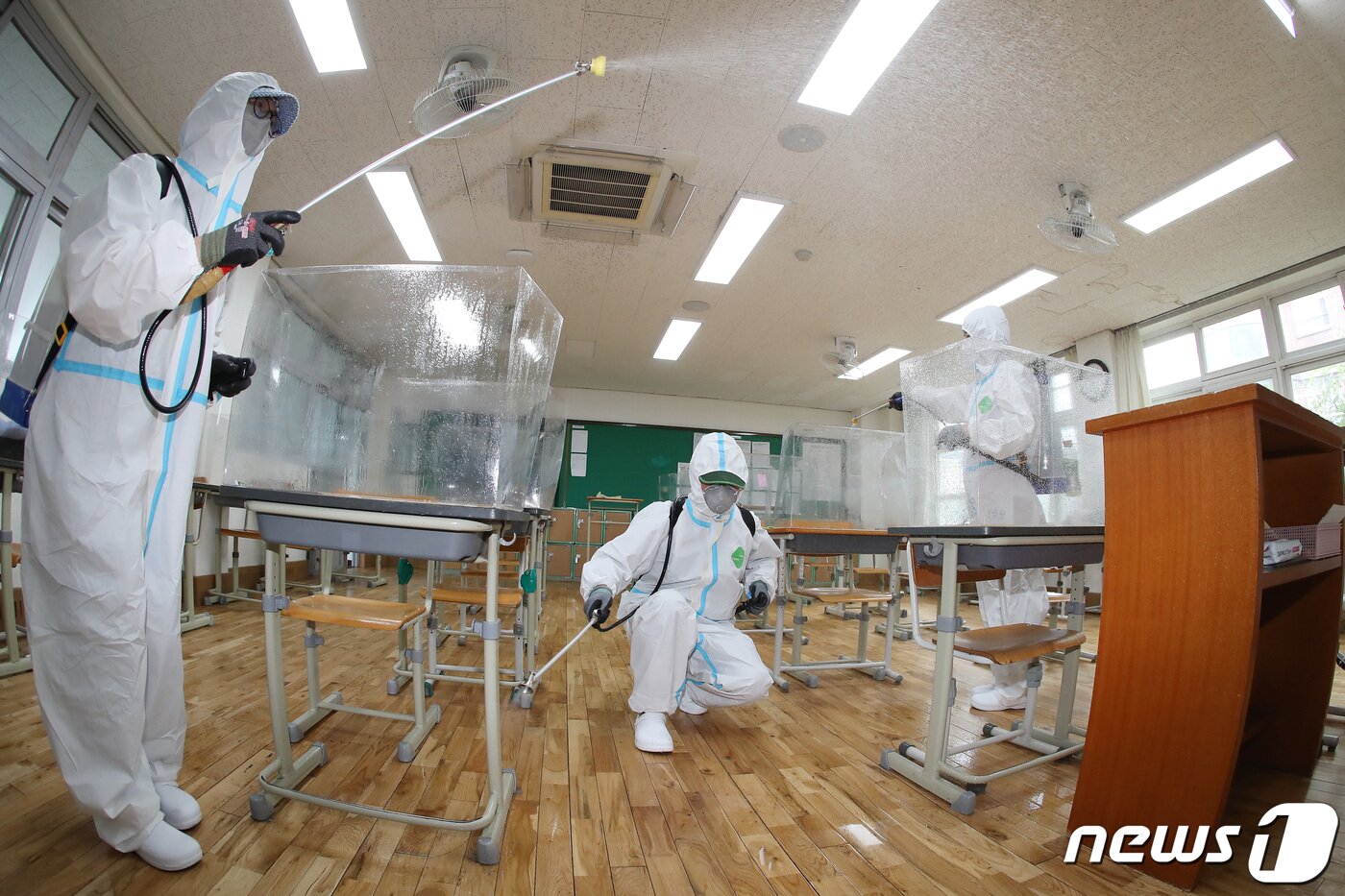 본문 이미지 - 16일 오후 개학을 하루 앞둔 대구 수성구 시지고등학교에서 대구학교안전공제회 방역요원들이 신종 코로나바이러스 감염증(코로나19) 예방을 위해 교실 구석구석을 소독하고 있다. ⓒ News1 공정식 기자