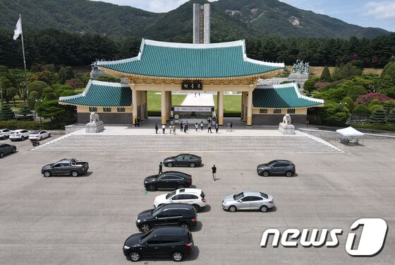 16일 대전 유성구 국립대전현충원 현충문에 마련된 홍범도 장군 국민분향소에서 시민들이 대면과 드라이브 스루 방식으로 참배하고 있다. © News1 김기태 기자