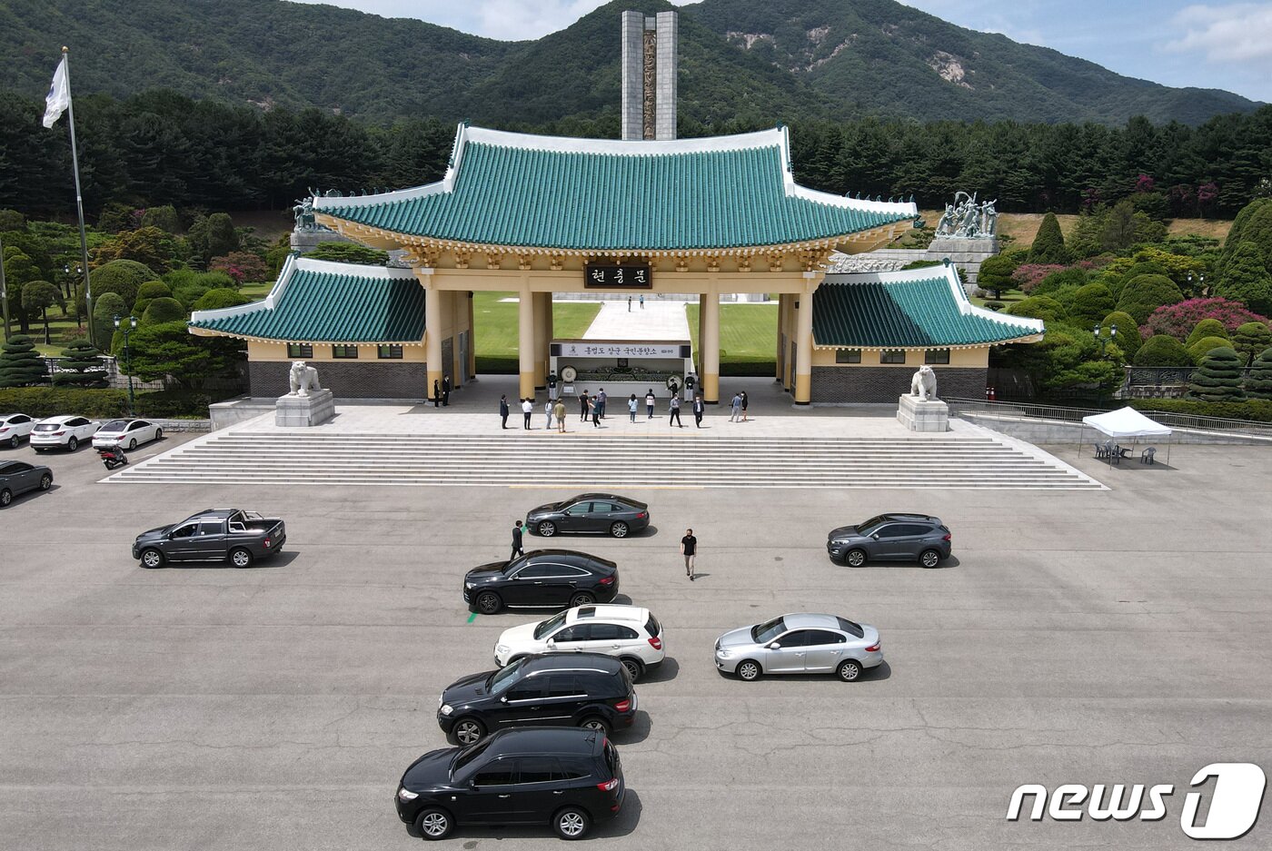 본문 이미지 - 16일 대전 유성구 국립대전현충원 현충문에 마련된 홍범도 장군 국민분향소에서 시민들이 대면과 드라이브 스루 방식으로 참배하고 있다. ⓒ News1 김기태 기자