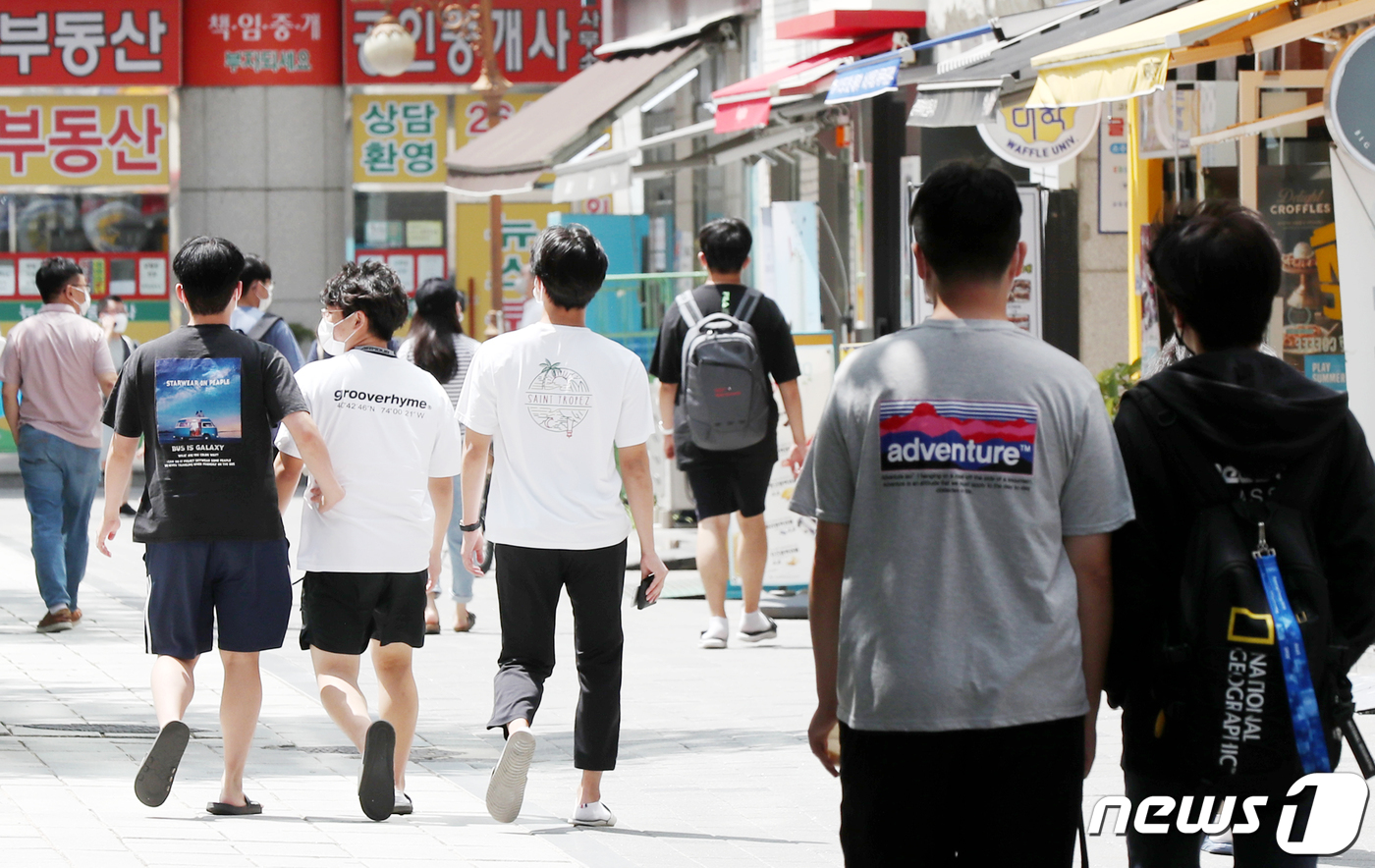 (서울=뉴스1) 민경석 기자 = 수도권을 비롯한 전국 중·고등학교 상당수가 17일 2학기 개학을 맞는다. 교육부의 2학기 등교 확대 방침에 따르면 사회적 거리두기 4단계 상황에서도 …