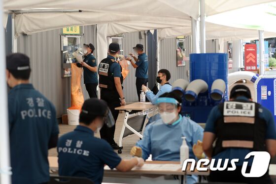 광복절 연휴 마지막 날인 16일 오후 서울광장에 마련된 신종 코로나바이러스 감염증(코로나19) 임시선별검사소에서 보수단체 등의 집회와 행사를 통제하기 위해 동원된 경찰들이 줄을 서서 검사를 받고 있다. © News1 황기선 기자