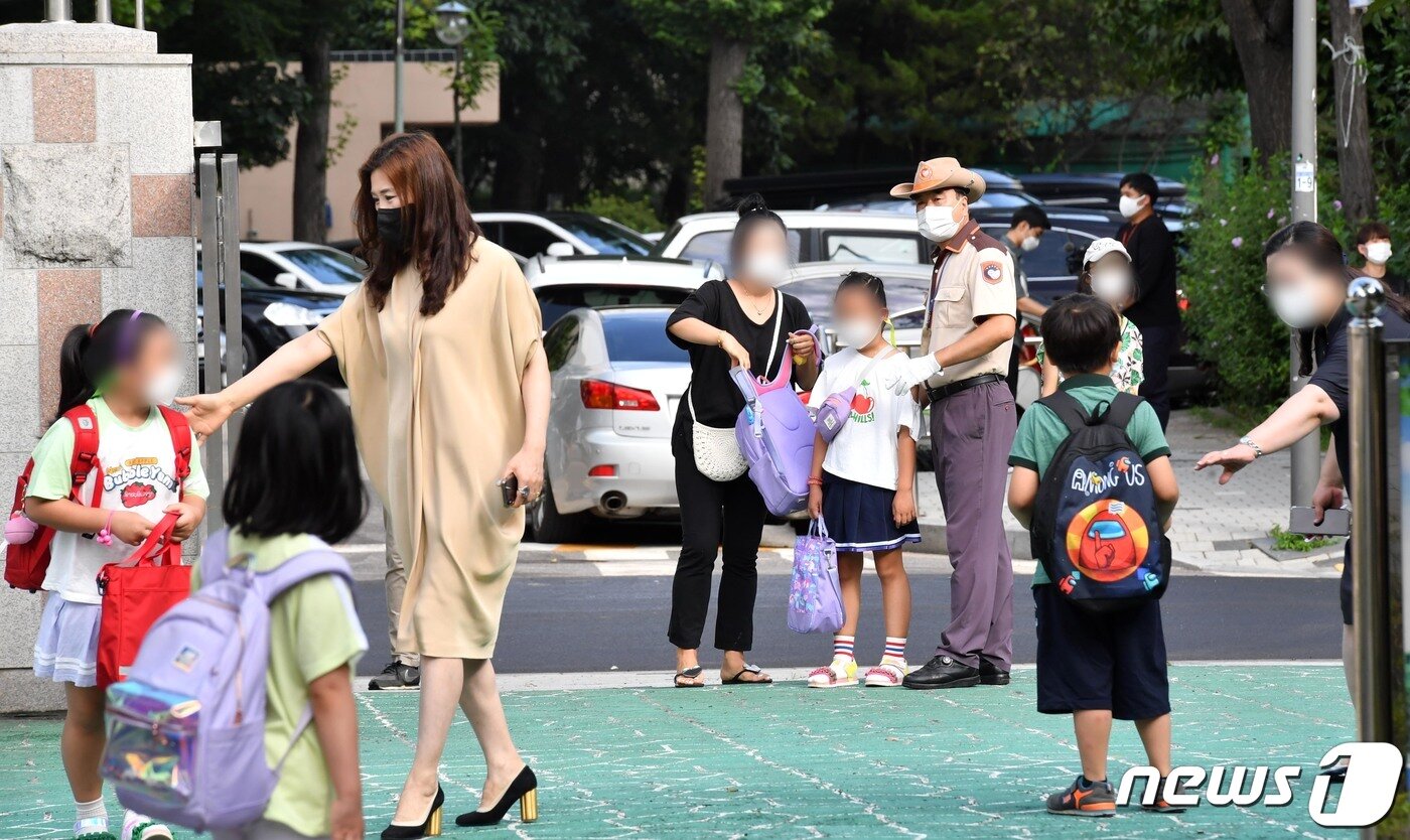 본문 이미지 - 초등학교 1,2학년의 2학기 등교수업이 시작된 17일 서울 마포구 성원초등학교에서 학생들이 등교하고 있다. ⓒ News1 사진공동취재단
