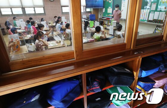 여름방학이 끝나고 전국 초·중·고등학교가 본격적인 2학기 개학을 시작한 17일 오전 경기도 수원시 권선구 가온초등학교에서 학생들이 마스크를 쓰고 수업을 듣고 있다. 교육부는 신종 코로나바이러스 감염증(코로나19) 4차 대유행 여파가 지속하는 상황에서도 학생들의 등교수업은 최대한 확대한다는 방침이다. © News1 김영운 기자