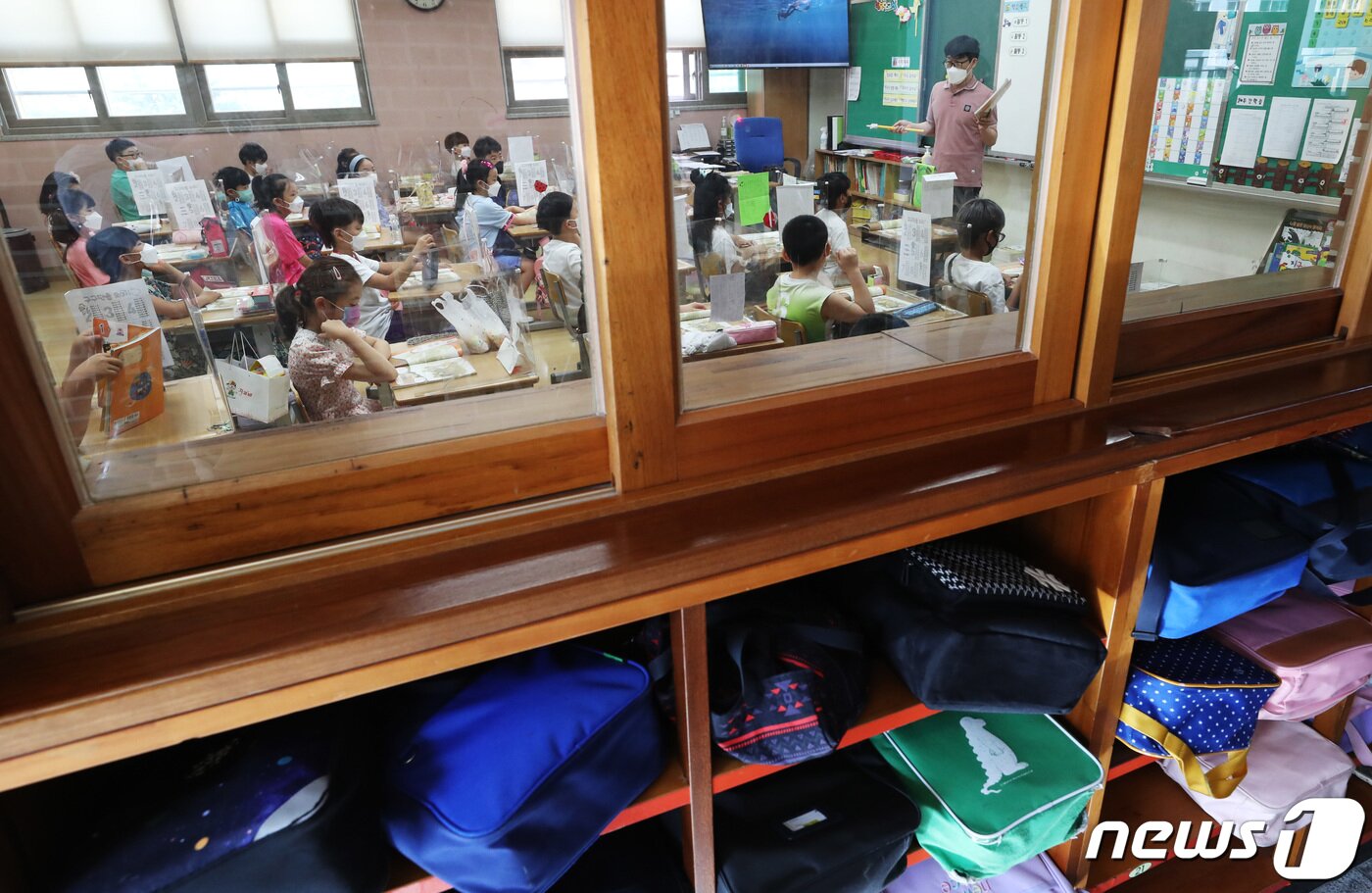 본문 이미지 - 여름방학이 끝나고 전국 초·중·고등학교가 본격적인 2학기 개학을 시작한 17일 오전 경기도 수원시 권선구 가온초등학교에서 학생들이 마스크를 쓰고 수업을 듣고 있다. 교육부는 신종 코로나바이러스 감염증(코로나19) 4차 대유행 여파가 지속하는 상황에서도 학생들의 등교수업은 최대한 확대한다는 방침이다. ⓒ News1 김영운 기자