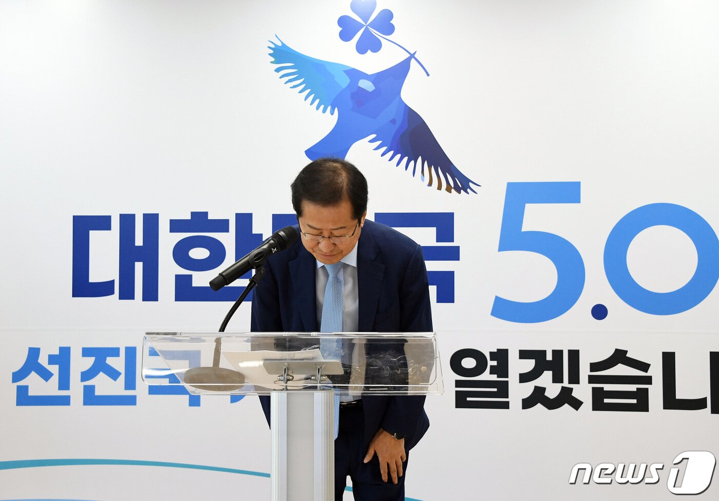 본문 이미지 - 국민의힘 대권주자인 홍준표 의원이 17일 서울 여의도 B&B타워에서 비대면 대선출마 선언을 마친 뒤 인사하고 있다. 홍 의원은 이날 "무결점 후보만이 상대의 부당한 술수와 공작의 빌미를 주지 않고 야권 승리를 쟁취할 수 있다＂며 대선출마를 공식 선언했다. ⓒ News1 구윤성 기자