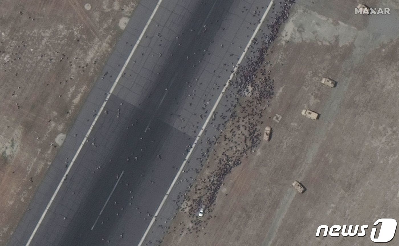 본문 이미지 - 16일 탈레반이 재집권하자 카불 공항의 활주로에 수천명의 시민들이 몰려 있다. ⓒ AFP=뉴스1 ⓒ News1