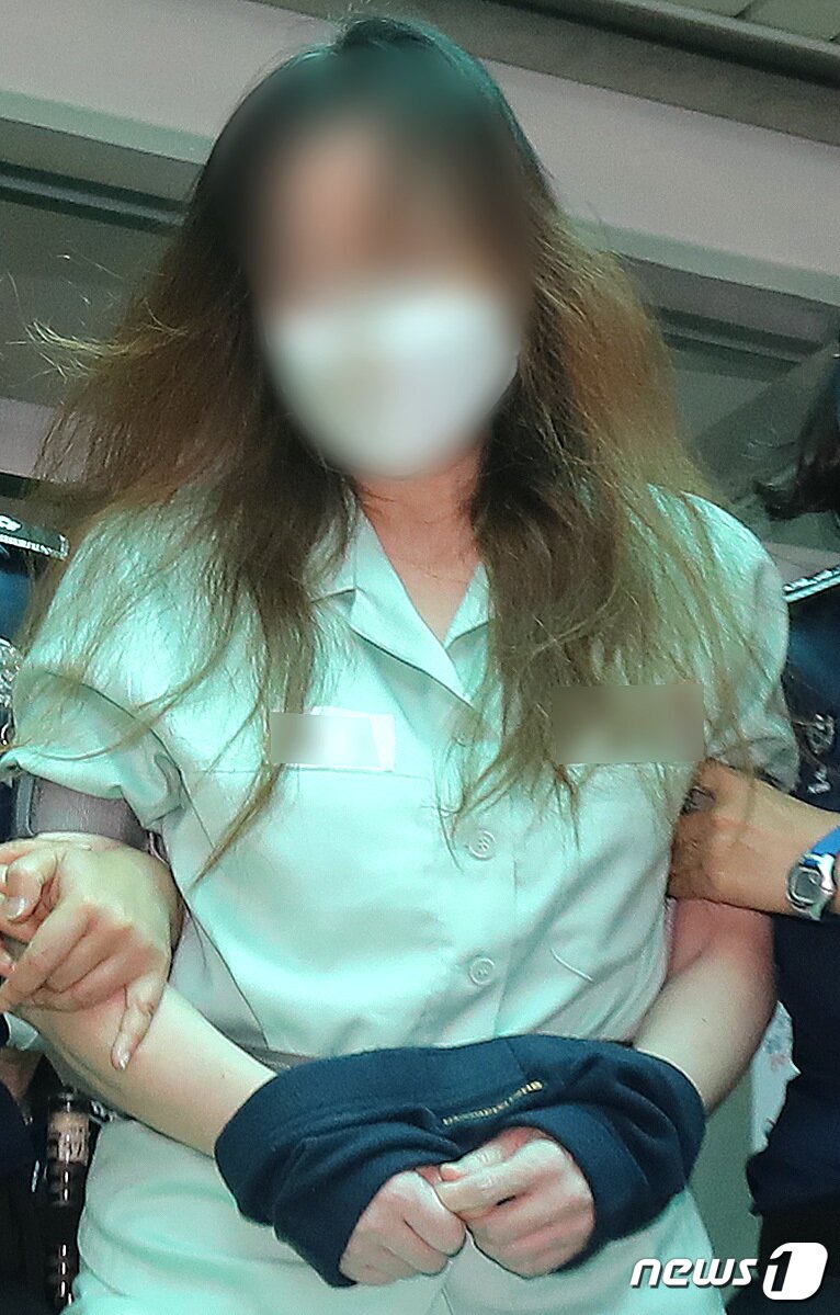 본문 이미지 - 17일 오후 대구지방법원 김천지원에서 열린 경북 구미 3세 여아 사망사건 1심 선고 공판에서 징역 8년형을 선고받은 '친모' A씨가 법원을 떠나고 있다. 2021.8.17/뉴스1 ⓒ News1 공정식 기자