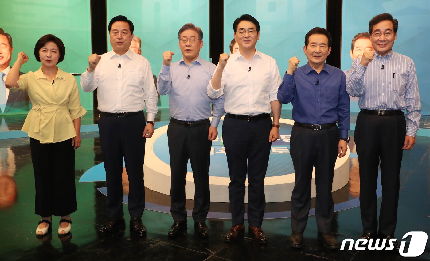 본문 이미지 - 17일 오후 서울 상암동 DMC에서 열린 채널A 주최 더불어민주당 제20대 대선후보 토론회에서 후보들이 기념촬영을 하고 있다. 왼쪽부터 추미애, 김두관, 이재명, 박용진, 정세균, 이낙연 후보. 2021.8.17/뉴스1 ⓒ News1 국회사진취재단