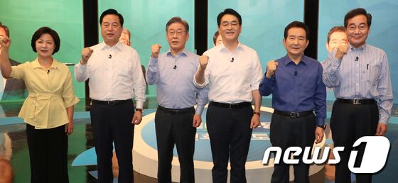 17일 오후 서울 상암동 DMC에서 열린 채널A 주최 더불어민주당 제20대 대선후보 토론회에서 후보들이 기념촬영을 하고 있다. 왼쪽부터 추미애, 김두관, 이재명, 박용진, 정세균, 이낙연 후보. © News1 국회사진취재단