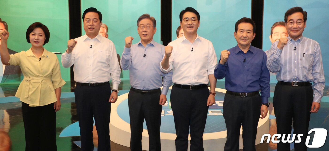 본문 이미지 - 17일 오후 서울 상암동 DMC에서 열린 채널A 주최 더불어민주당 제20대 대선후보 토론회에서 후보들이 기념촬영을 하고 있다. 왼쪽부터 추미애, 김두관, 이재명, 박용진, 정세균, 이낙연 후보. ⓒ News1 국회사진취재단