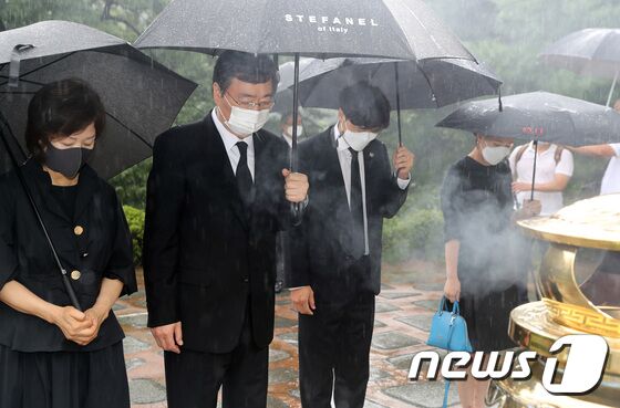 김대중 전 대통령 서거 12주기를 맞은 18일 오전 국립서울현충원 고 김 전 대통령 묘역에서 차남인 김홍업 김대중평화센터 이사장과 유족들이 참배하고 있다. © News1 이동해 기자