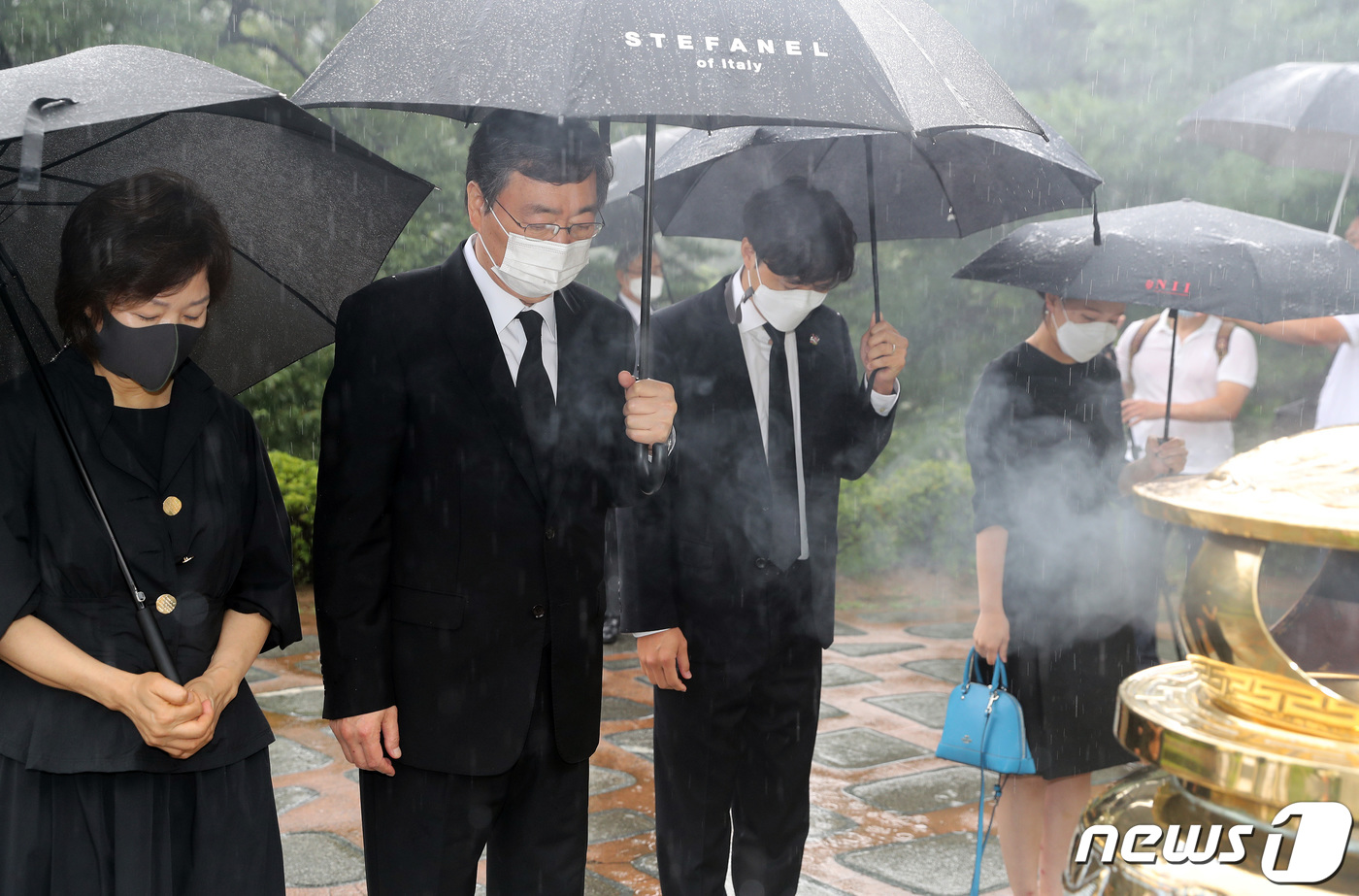 (서울=뉴스1) 이동해 기자 = 김대중 전 대통령 서거 12주기를 맞은 18일 오전 국립서울현충원 고 김 전 대통령 묘역에서 차남인 김홍업 김대중평화센터 이사장과 유족들이 참배하고 …