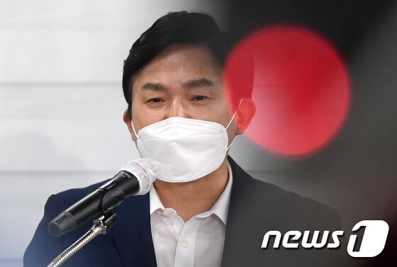 국민의힘 대선주자인 원희룡 전 제주지사가 18일 오전 서울 여의도 국민의힘 중앙당사에서 이준석 대표의 '윤석열 전 검찰총장은 금방 정리된다' 발언에 맞대응하는 긴급 기자회견을 하고 있다. 원 전 지사는 이 자리에서 “이준석 대표가 ‘윤석열 전 검찰총장은 곧 정리된다’고 분명히 말했다”며 “이 대표는 녹음 파일 전체를 공개하라”고 밝혔다. © News1 오대일 기자