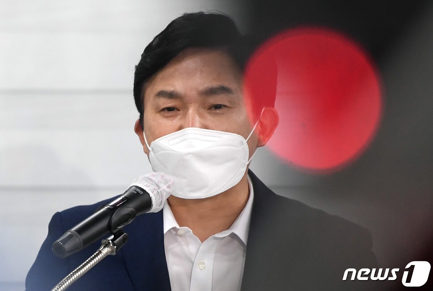 본문 이미지 - 국민의힘 대선주자인 원희룡 전 제주지사가 18일 오전 서울 여의도 국민의힘 중앙당사에서 이준석 대표의 '윤석열 전 검찰총장은 금방 정리된다' 발언에 맞대응하는 긴급 기자회견을 하고 있다. 2021.8.18/뉴스1 ⓒ News1 오대일 기자