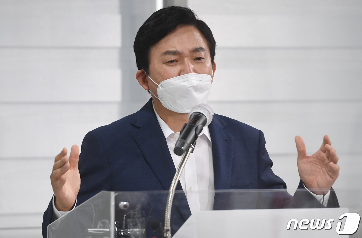 본문 이미지 - 국민의힘 대선주자인 원희룡 전 제주지사가 18일 오전 서울 여의도 국민의힘 중앙당사에서 이준석 대표의 '윤석열 전 검찰총장은 금방 정리된다' 발언에 맞대응하는 긴급 기자회견을 하고 있다. 2021.8.18/뉴스1 ⓒ News1 오대일 기자