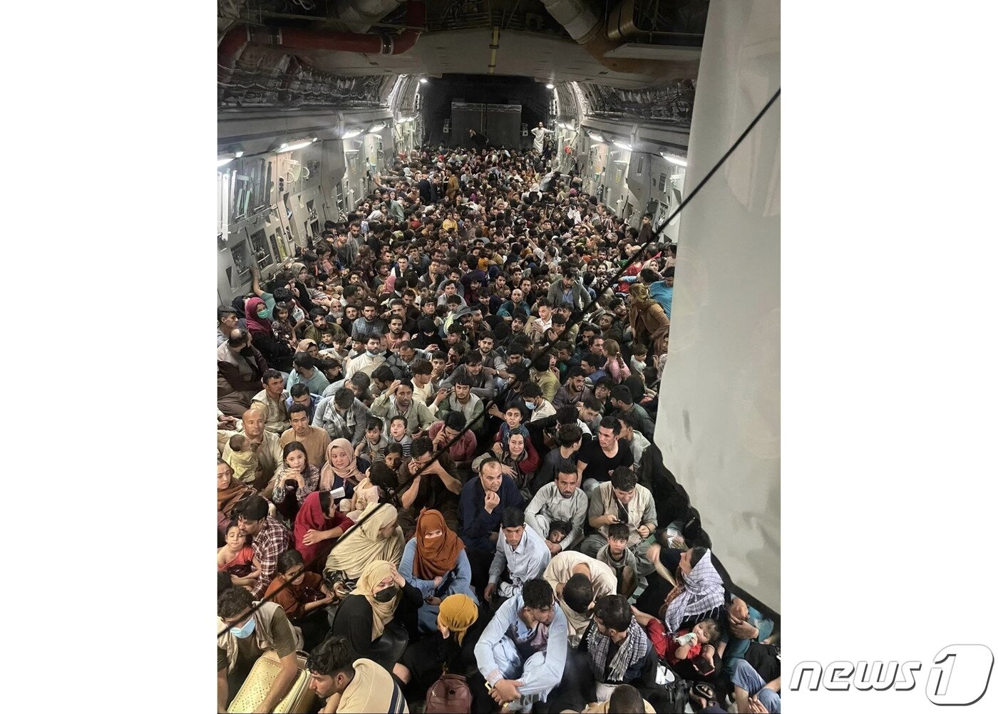 본문 이미지 - 15일&#40;현지시간&#41; 탈레반이 아프가니스탄 정권을 재장악한 뒤 아프간인들이 카불 공항에서 카타르로 가는 미국 공군 C-17 수송기에 빼곡하게 탑승해 있다. ⓒ AFP=뉴스1 ⓒ News1 우동명 기자