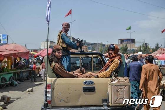 17일(현지시간) 탈레반이 아프가니스탄 정권을 재장악한 카불의 시장에 탈레반 병사들이 트럭을 타고 순찰을 하고 있다. © AFP=뉴스1