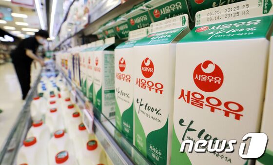 우유의 원재료인 원유(原乳) 가격 협상이 끝내 결렬되면서 당장 이달부터 원윳값이 리터당 21원씩 오르게 됐다. 우유를 시작으로 각종 우유 관련 제품 가격이 연달아 오르는 이른바 '밀크플레이션(우유제품발 물가 인상)'이 현실화할 분위기다. 18일 서울의 한 대형마트에 우유가 진열되어 있다. © News1 박지혜 기자