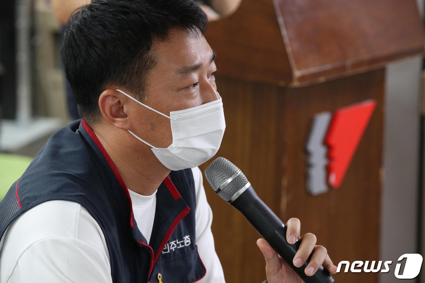 본문 이미지 - 코로나19 확산 속 서울 도심에서 방역지침을 위반하고 대규모 집회를 주도한 혐의 등으로 구속영장이 발부된 양경수 전국민주노동조합총연맹(민주노총) 위원장이 18일 오전 서울 중구 정동 민주노총에서 열린 출입기자단 간담회에서 10월 총파업을 포함한 민주노총의 향후 계획을 밝히고 있다.2021.8.18/뉴스1 ⓒ News1 박정호 기자