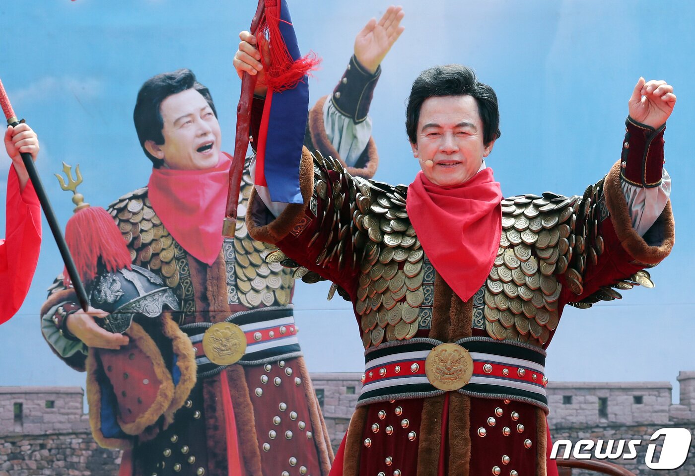 본문 이미지 - 허경영 국가혁명당 명예대표가 18일 경기 고양시 덕양구 행주산성에서 열린 공식 대선출마 기자회견에 앞서 왜군을 물리치는 퍼포먼스를 하고 있다. 허 대표는 "국민들은 출산, 생활, 취업 절벽에서 고통을 호소하고 있다＂며 ＂대통령에 당선되면 취임 2개월안에 만 18세 이상 모든 국민에게 1인당 1억원과 매월 국민배당금 150만 원을 지급하겠다＂고 공약을 내걸었다. 2021.8.18/뉴스1 ⓒ News1 이동해 기자